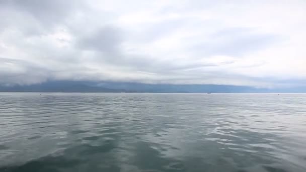 Nubes de tormenta sobre la isla — Vídeo de stock