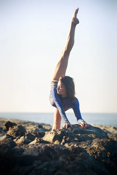 Chica gimnasta — Foto de Stock