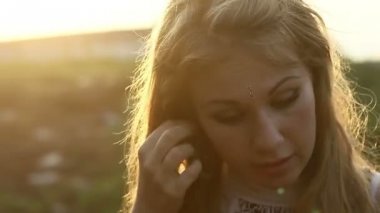 Kız küpe üzerinde koymak