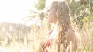 Kız uzun otların içinde