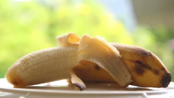 Banana sbucciata rotante — Video Stock