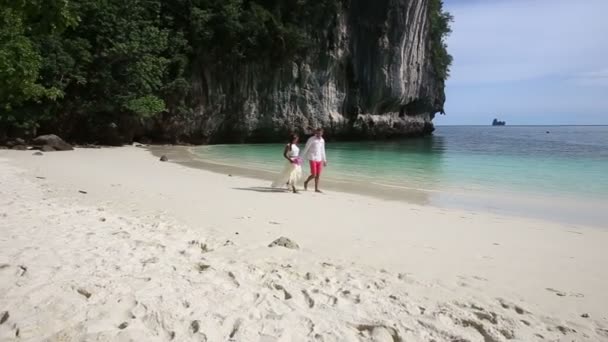Пара на тропическом пляже — стоковое видео