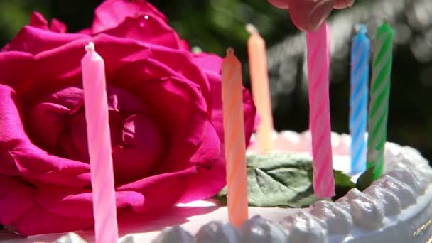 Cake met kaarsen — Stockvideo