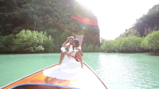 Smekmånad par på båt — Stockvideo