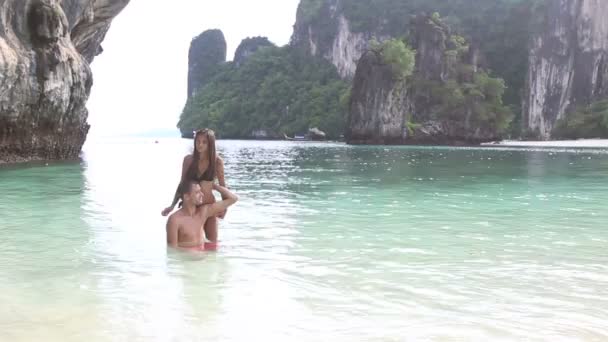 Tropik plajda bir çift — Stok video