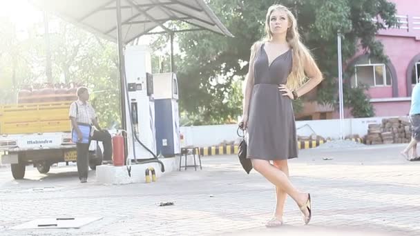 Chica posando en la calle — Vídeo de stock