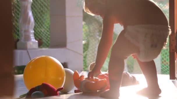 Niña tomando juguete — Vídeos de Stock