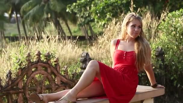 Belle fille sur banc 