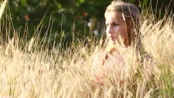키 큰 잔디에 있는 여자 — 비디오