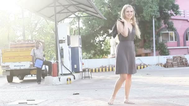 Chica posando en la calle — Vídeo de stock