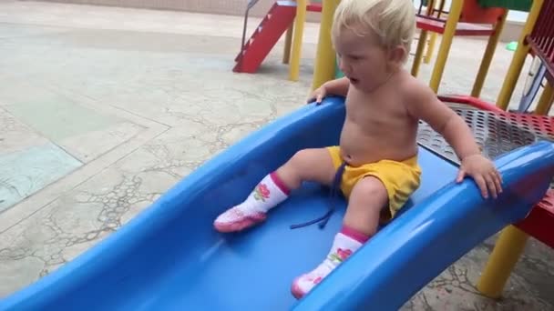 Chica en el parque infantil — Vídeo de stock