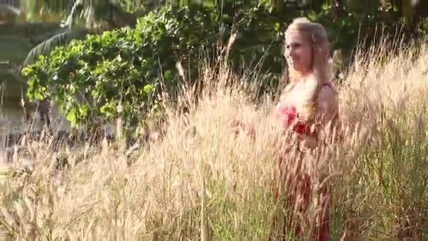 키 큰 잔디에 있는 여자 — 비디오