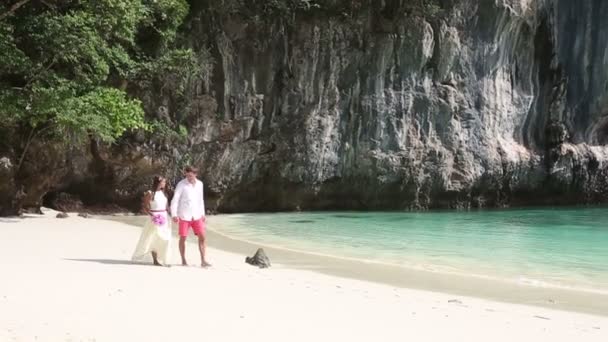 Casal na praia tropical — Vídeo de Stock