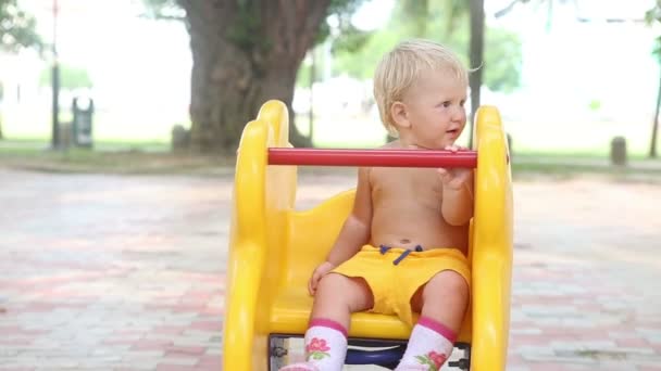 Bebé niña en swing — Vídeo de stock