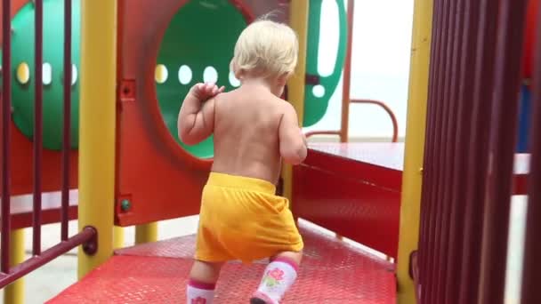 Menina no parque infantil — Vídeo de Stock