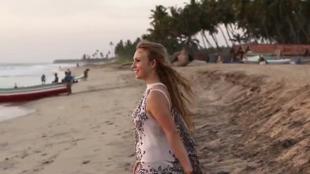 Menina bonita na praia — Vídeo de Stock