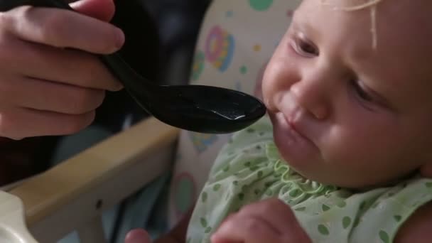 Baby isst Suppe — Stockvideo