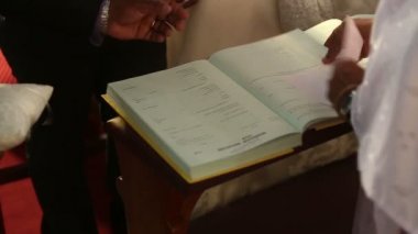 Katolik rahip damat için kitap vermek