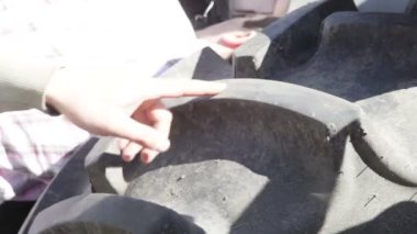 Traktör numarasını gösteren erkek