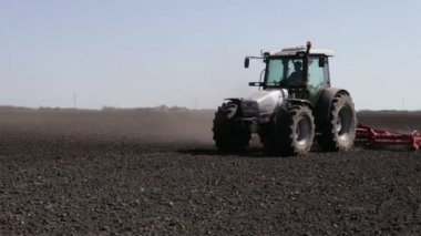 Traktör alan siyah çiftçilik