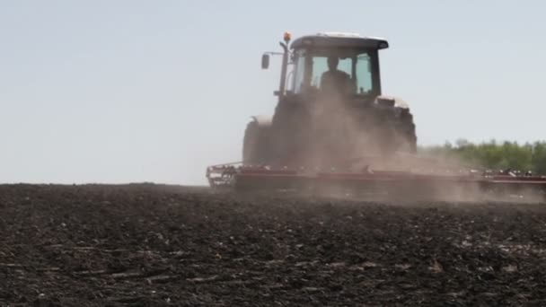 Tractor plowing black field — Stock Video