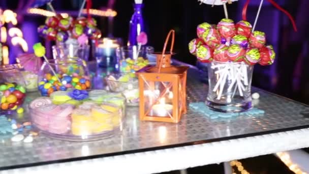 Des bonbons se tiennent sur la table — Video