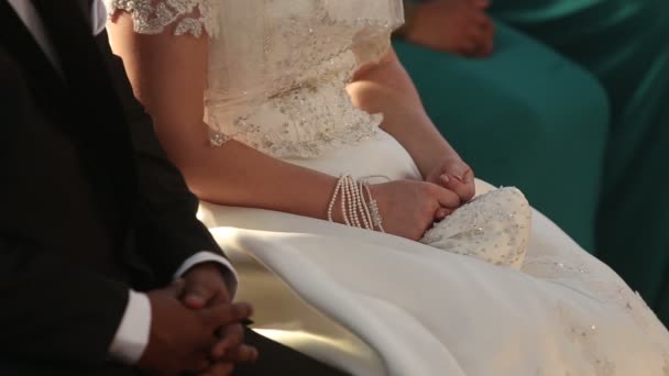 Groom assis à côté de la mariée — Video