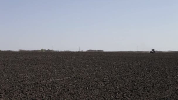 Campo de arado del tractor — Vídeo de stock