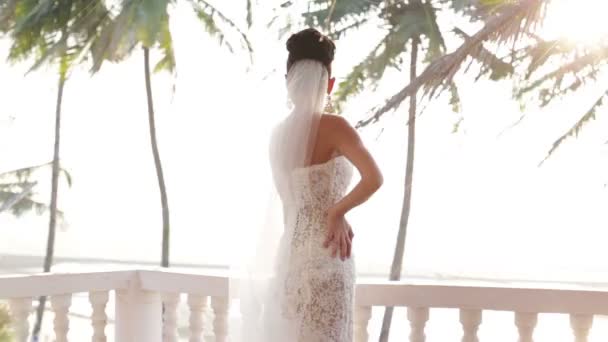 Piękna panna młoda w sukni ślubnej — Wideo stockowe