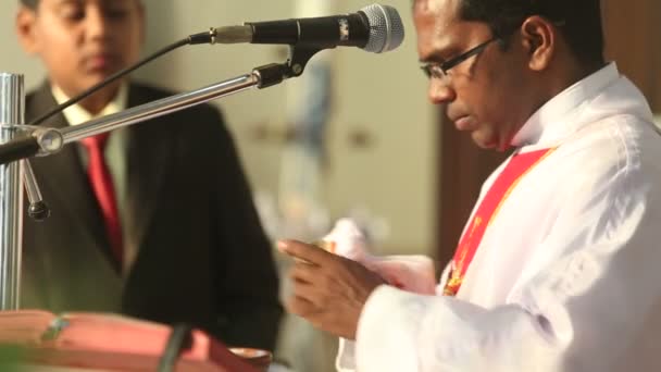 Индийский священник готовится к церемонии — стоковое видео