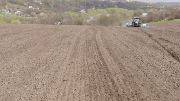 Tractor en el campo — Vídeos de Stock