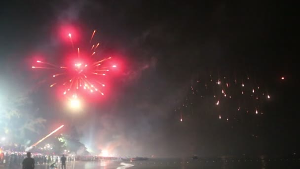 Πυροτεχνήματα πάνω από τη θάλασσα — Αρχείο Βίντεο