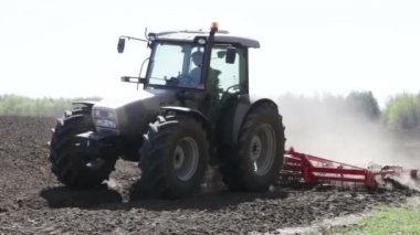 Traktör toz alanıyla pulluk