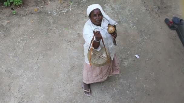 Indian woman asking for money — Stock Video