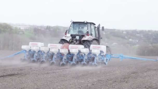 Trator com plantador — Vídeo de Stock