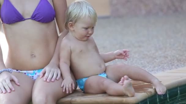 Mãe e filha brincam na piscina — Vídeo de Stock