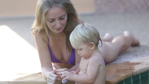 Mom and daughter play in the pool — Stock Video