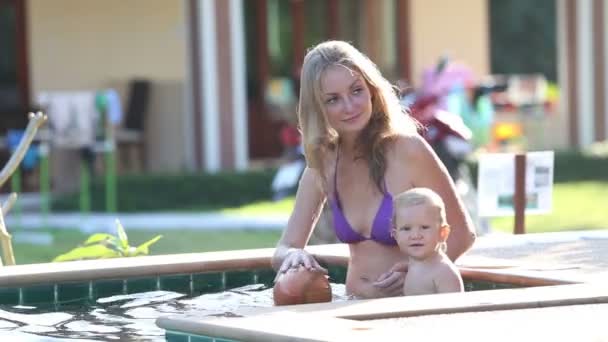 Maman et fille jouent dans la piscine — Video