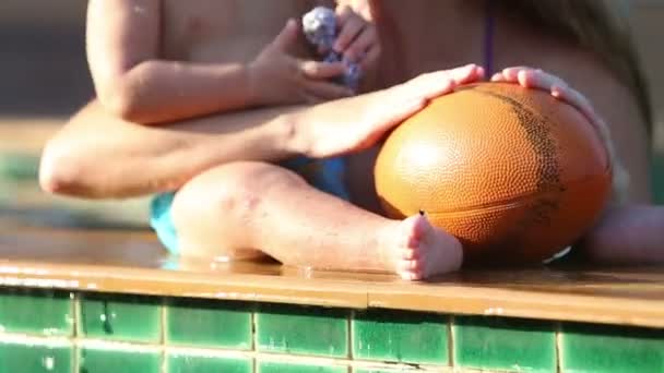 Mamá y su hija juegan en la piscina — Vídeo de stock