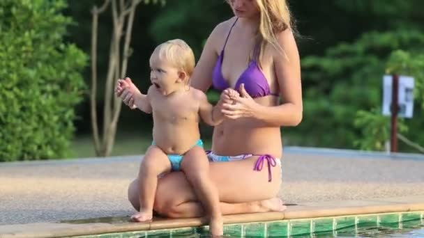 Mamá y su hija juegan en la piscina — Vídeos de Stock