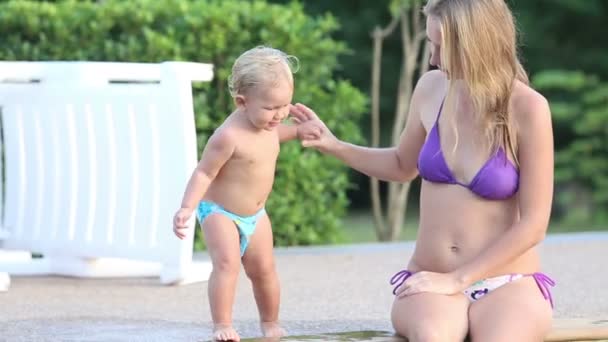 Mamá y su hija juegan en la piscina — Vídeos de Stock