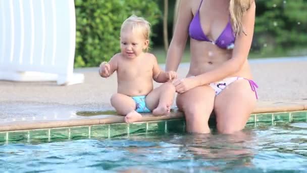 Mamá y su hija juegan en la piscina — Vídeos de Stock