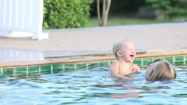 Anya és lánya a medencében játszanak — Stock videók