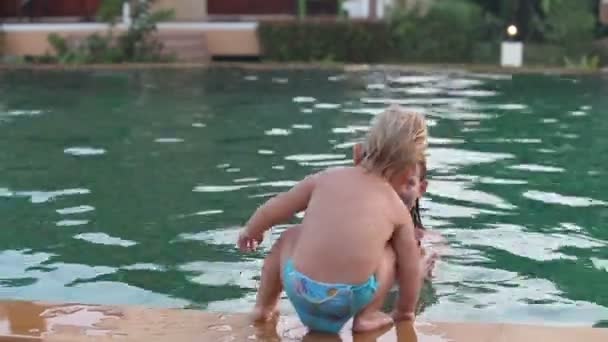 Mamá y su hija juegan en la piscina — Vídeo de stock