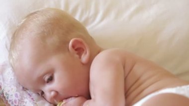 Çocuk yemek yatakta yatarken Mısır