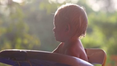 Büyükanne karpuz çocuk için sunmaktadır.