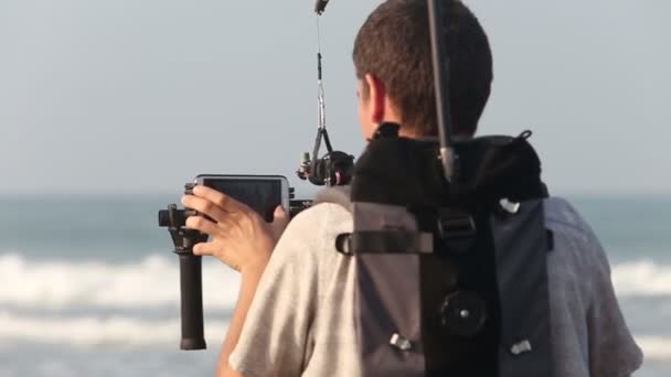 Operador de vídeo disparando personas — Vídeo de stock