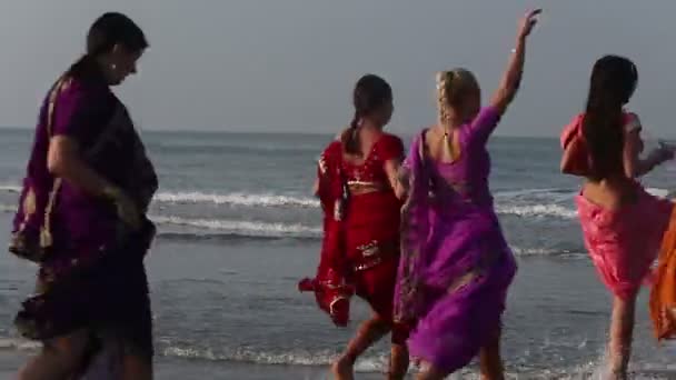 Meisjes in indiaanse kleding dansen in de zee — Stockvideo