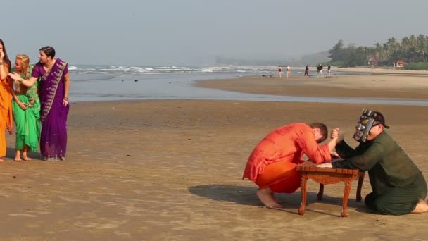 Dos hombres armwrestling en la playa — Vídeo de stock