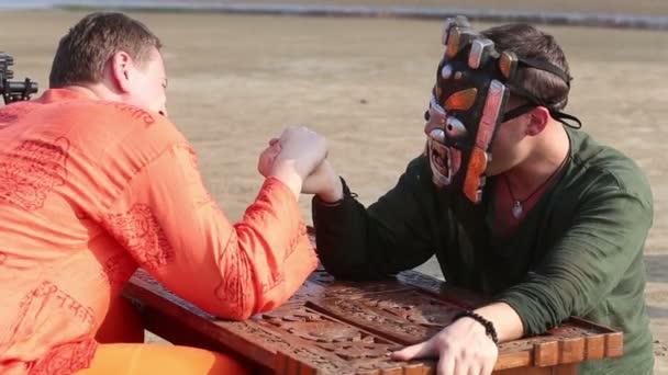 Két férfi armwrestling — Stock videók